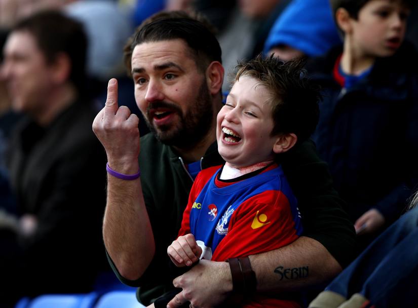Un gesto non troppo elegante del tifoso del Crystal Palace verso gli avversari del Watford (Getty Images)